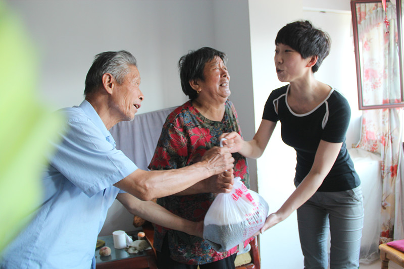 新疆天筑集团巾帼志愿者将清凉送到苦难群众