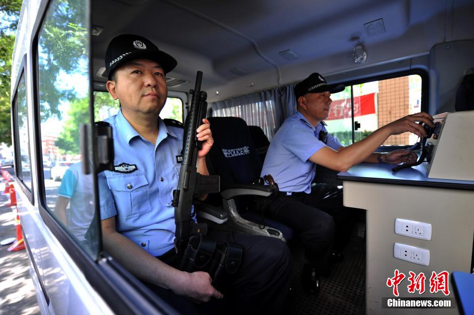 2014高考大幕拉开 北京警察配枪护航高考