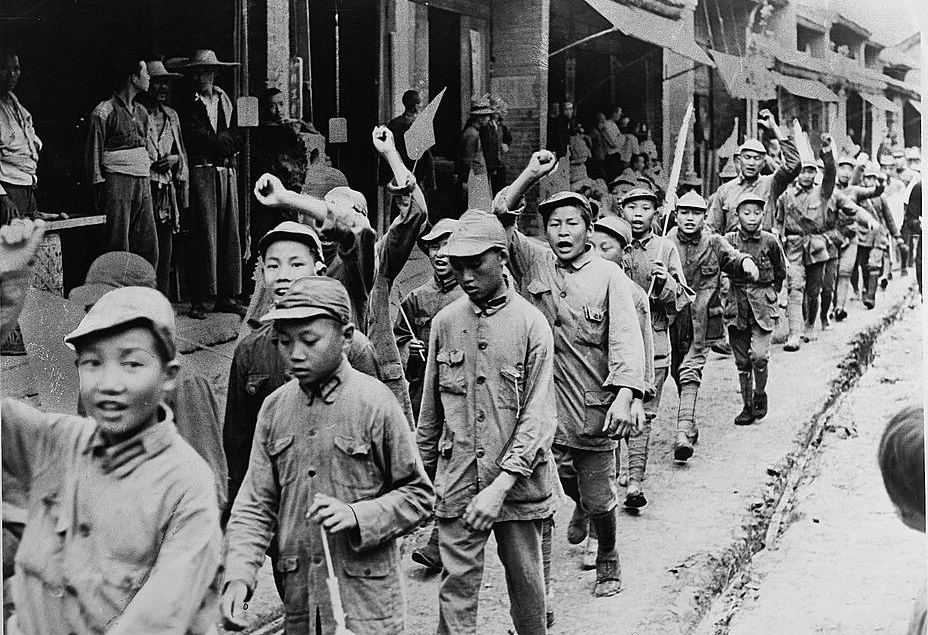 1937年11月1日,集会归来的八路军年轻士兵.