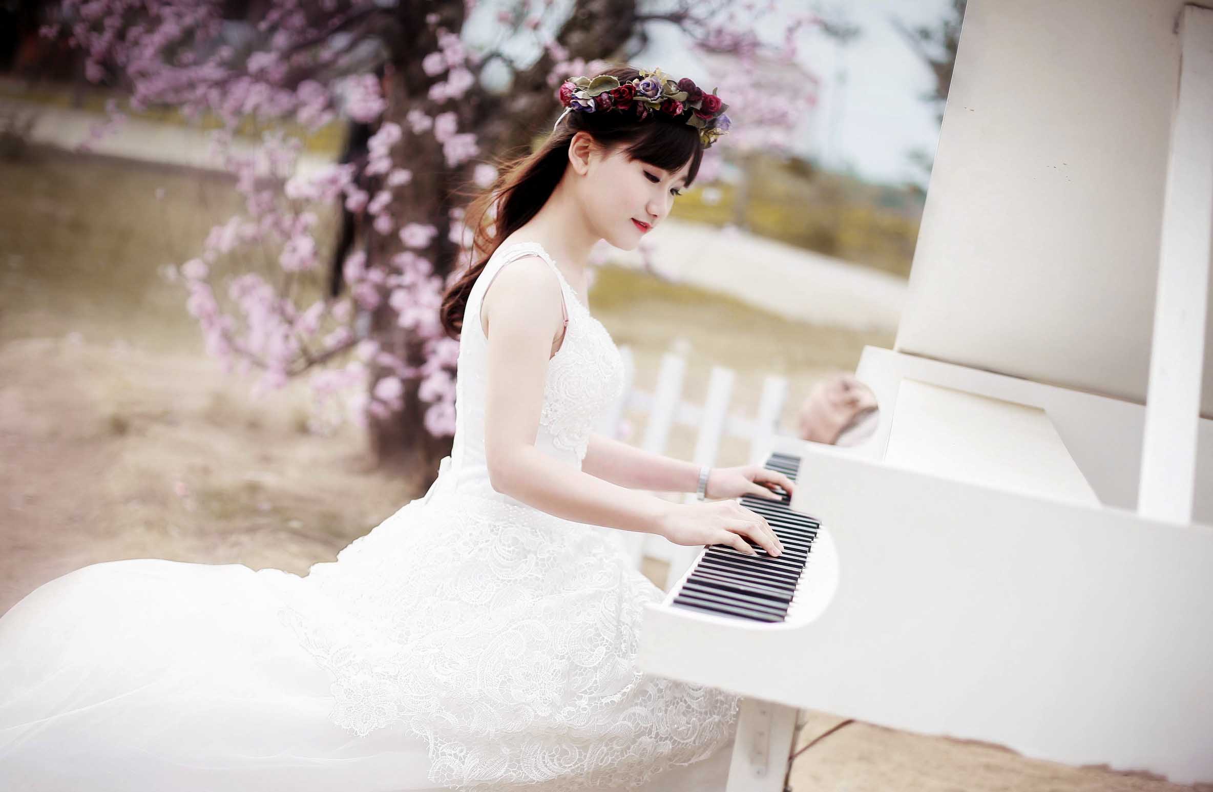 弹钢琴的女孩背影高清图片下载-正版图片500711777-摄图网