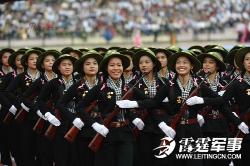 图文:越南举行盛大阅兵式 挎枪女民兵方队是亮点