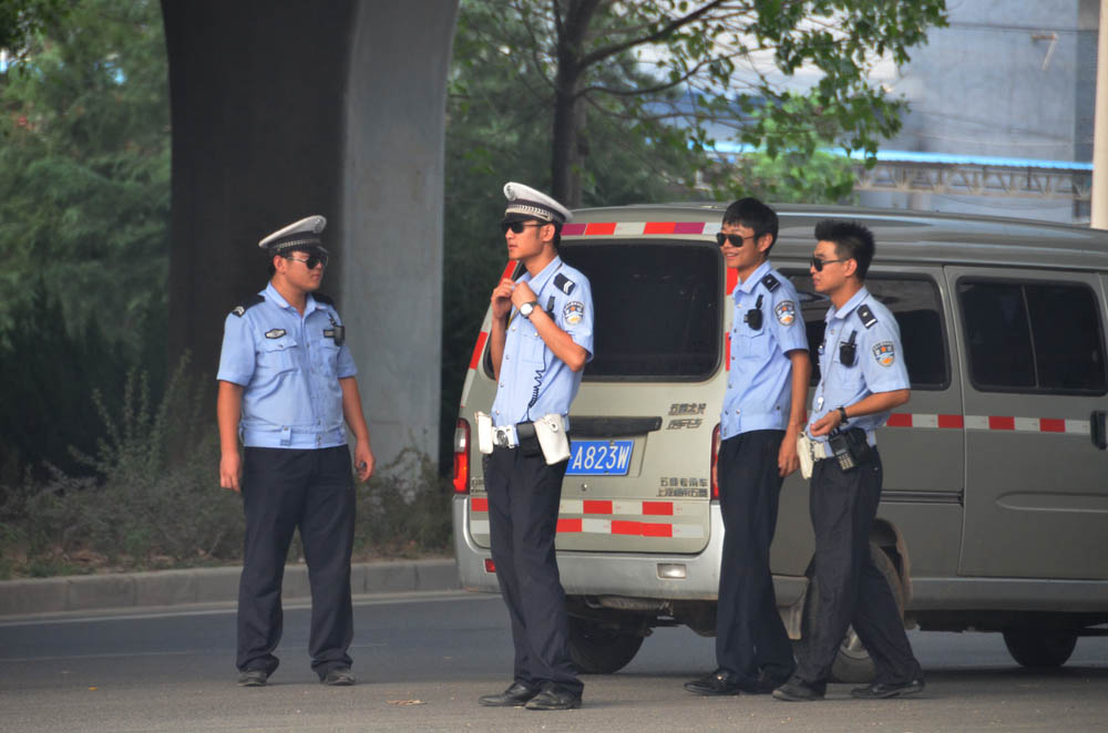 西安灞桥交警不文明执法 随意拦车