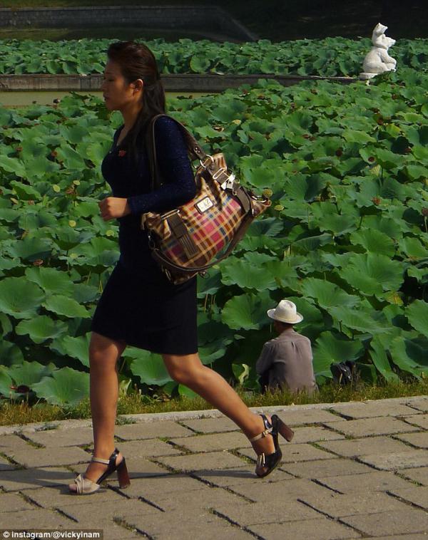 在朝鲜人原先的观念里，军装才是最时尚的着装。