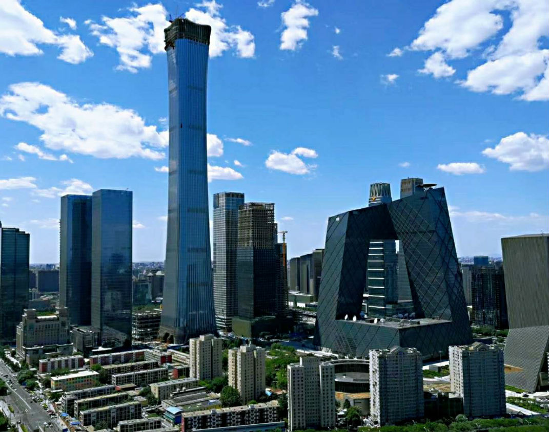 今天，蓝天白云下的中国尊大楼和央视大裤衩(图片)